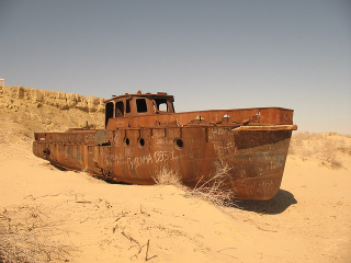 Illustration for article titled Abandoned Ships Stranded in the Desert
